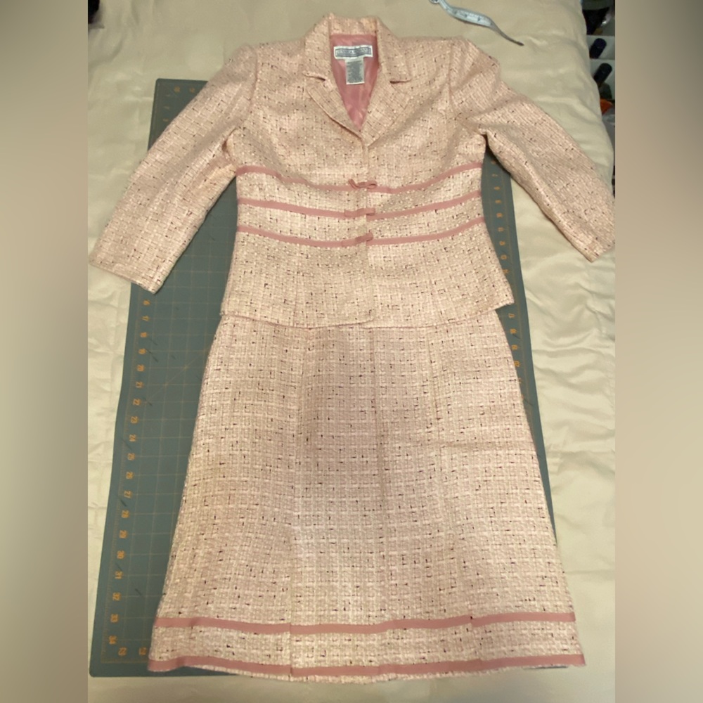Jessica Howard vintage tweed suit set. Size 6 pink